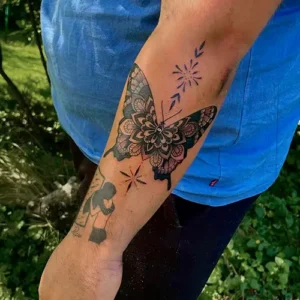 tatouage papillon avant-bras tattoo chez l