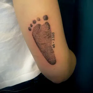 Tatouage dortwork empreinte pied tattoo chez l