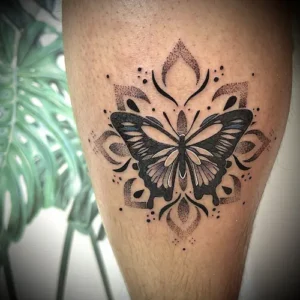 tatouage dotwork jambe papillon tattoo chez l