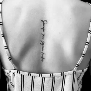 tatouage phrase dos tattoo chez l