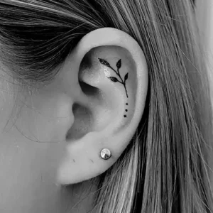 tatouage floral oreille tattoo chez l