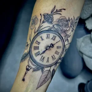 tatouage horloge florale avant-bras tattoo chez l