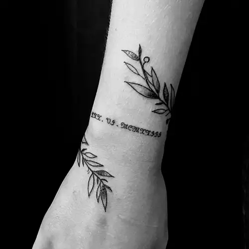 tatouage floral poignet tattoo chez l
