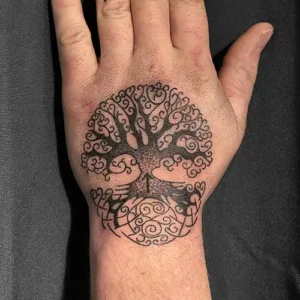 tatouage main arbre de vie