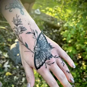 tatouage main papillon floral tattoo chez l