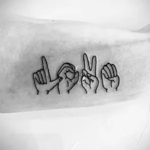 tatouage avant-bras langue des signes tattoo chez l