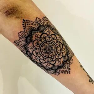 tatouage mandala avant-bras tattoo chez l