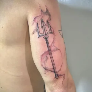 tatouage fourche du diable sur le bras