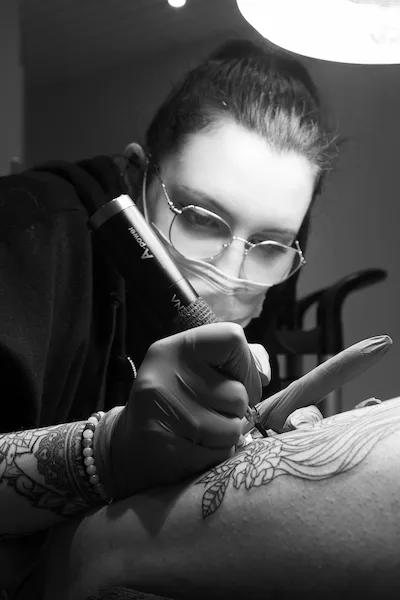 Tattoo chez L' tatoue dans son salon vers oyonnax