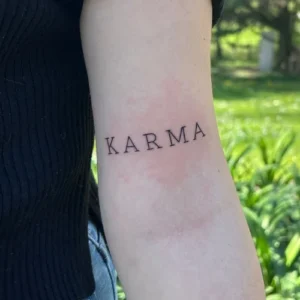 tatouage éciture karma