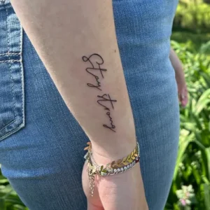 tatouage écriture stay strong