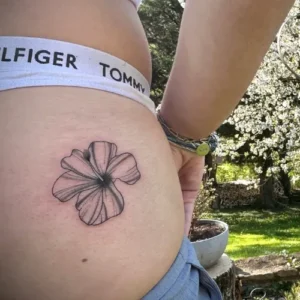 tatouage floral hibiscus