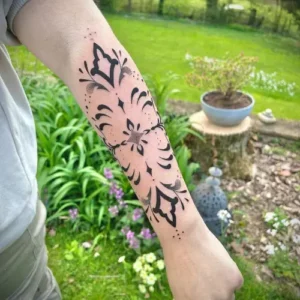 tatouage ornemental dotwork bras