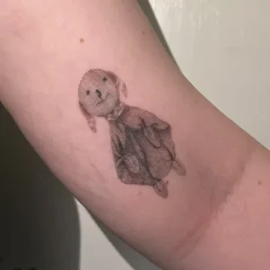 Tatouage de doudou en style dotwork sur l'avant-bras
