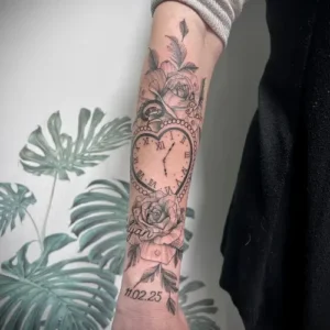 Tatouage floral avant-bras