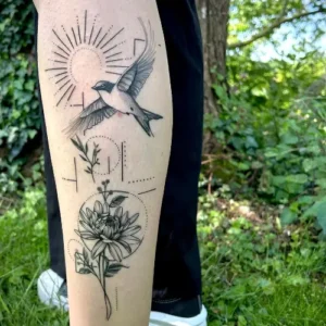 tatouage graphique sur le mollet