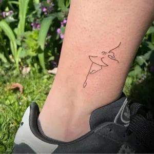 danseuse en fine line tatouée sur la cheville
