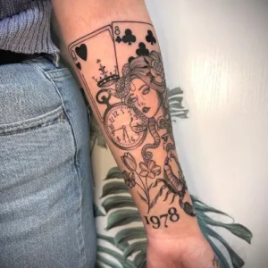 design sur mesure tatoué sur l'avant-bras