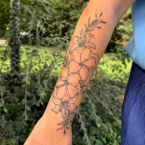 tattoo composition florale sur l'avant-bras