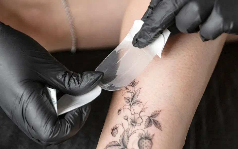 pose pansement après un premier tattoo