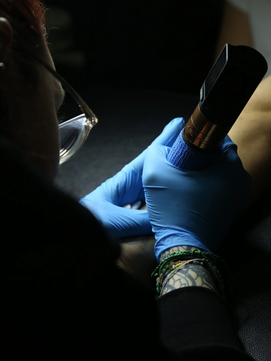 tatoueur expérimenté en train de tatouer sans douleur