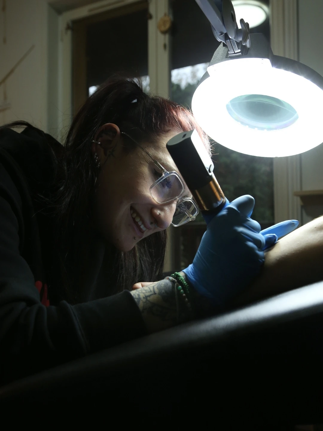 tattoo chez L' en train de tatouer dans l'ain