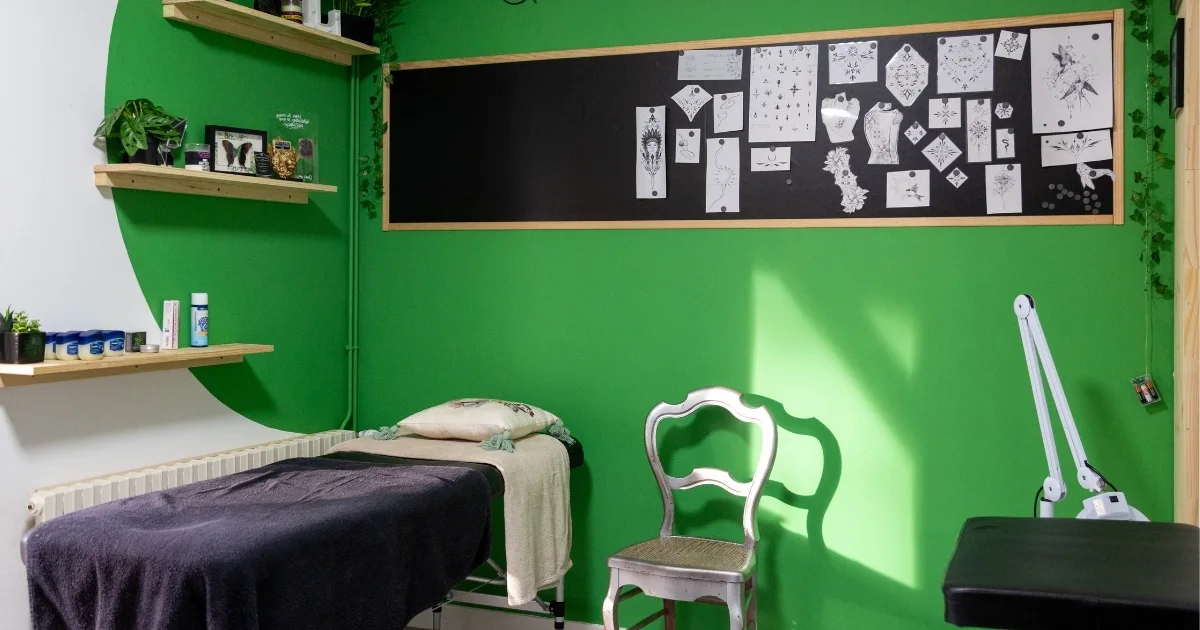 salon de tatouage au calme pour un premier tattoo