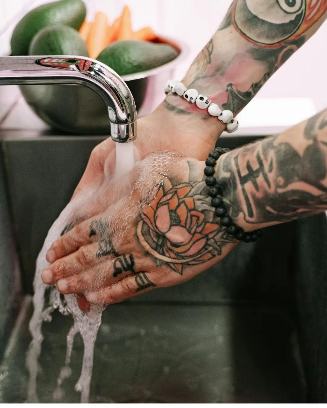 lavage des mains avec tatouage