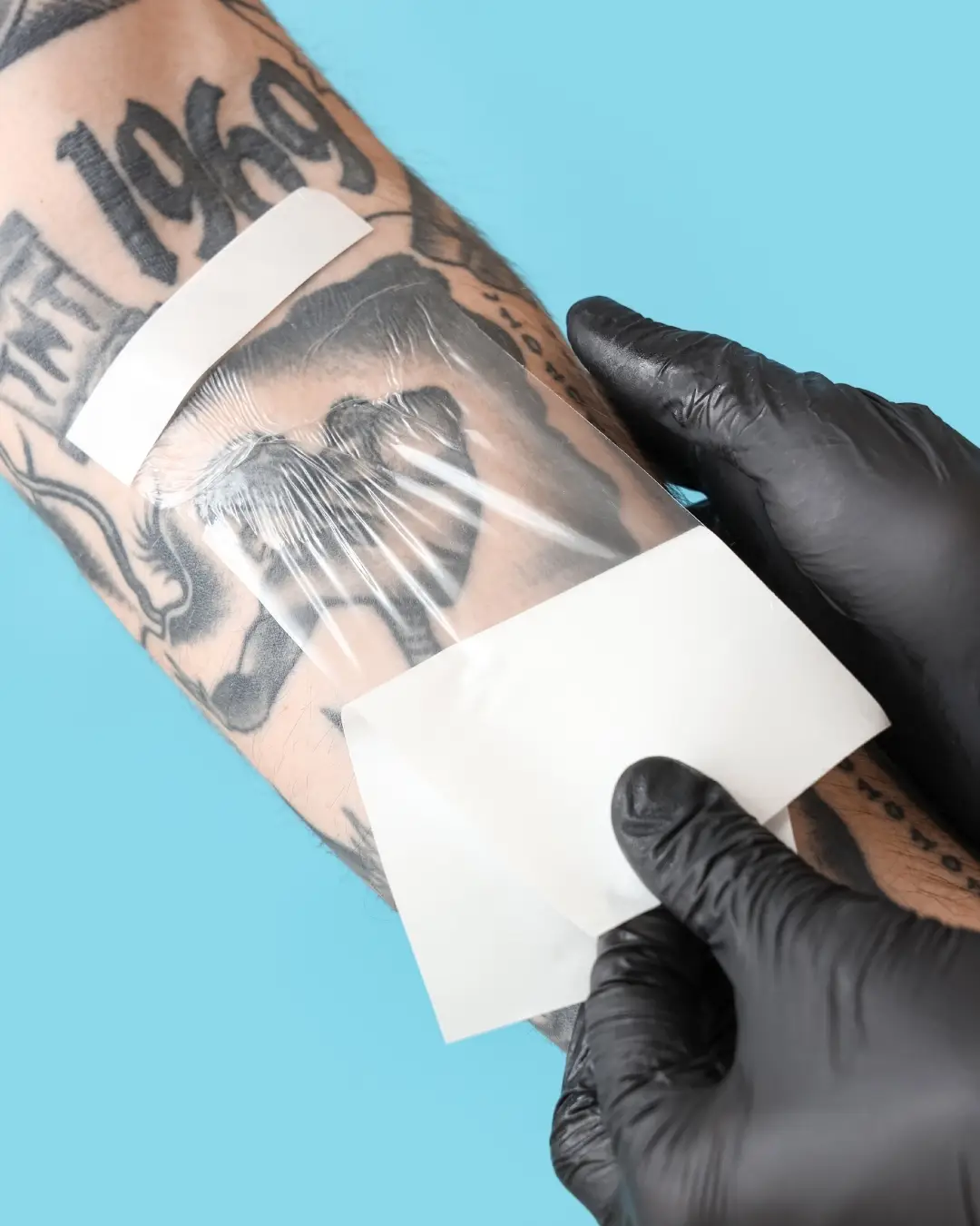 pose d'un pansement après un tatouage