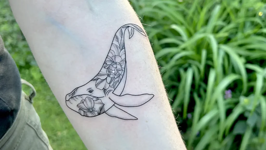 tatouage baleine sur l'avant-bras d'une femme réalisé par Tattoo chez L'