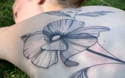 Tatouage dos : idées, emplacements et conseils par une tatoueuse