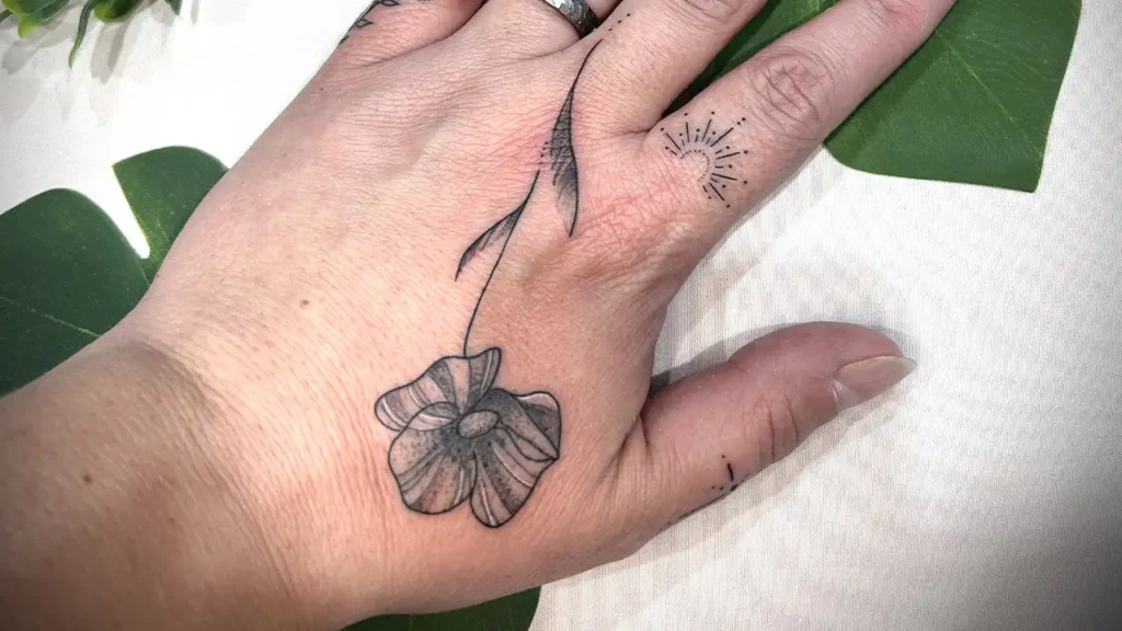 tatouage coquelicot sur le dôme de la main