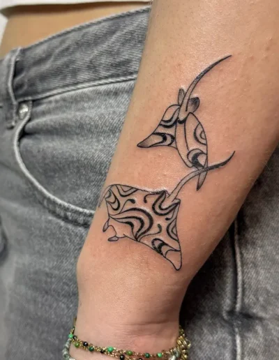 tatouage fine line de deux raies sur l'avant-bras extérieur d'une femme - Tattoo chez L