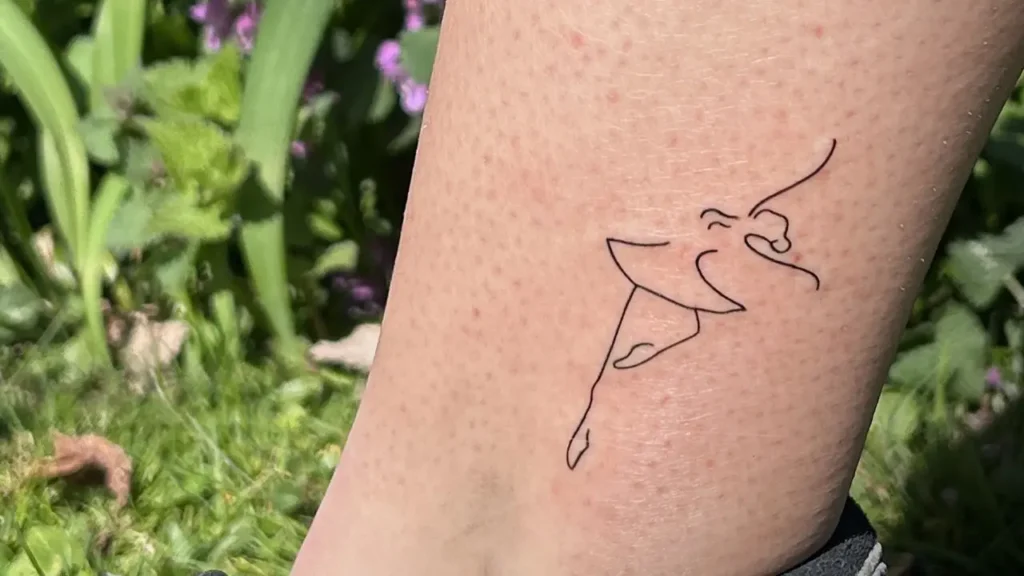 tatouage fine line danseuse sur la cheville - Réalisation Tattoo chez L (Ain)