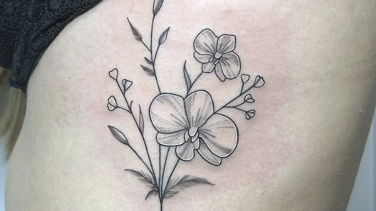 tatouage bouquet fleurs signes astrologiques sur les côtes d'une femme - Style fineline - Réalisation Tattoo chez L' (Vonnas)