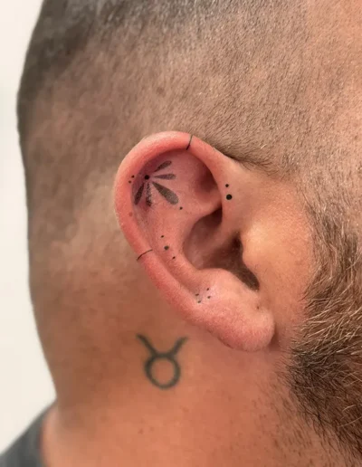 tatouage oreille minimaliste ornemental sur hélix et antihélix d'un homme