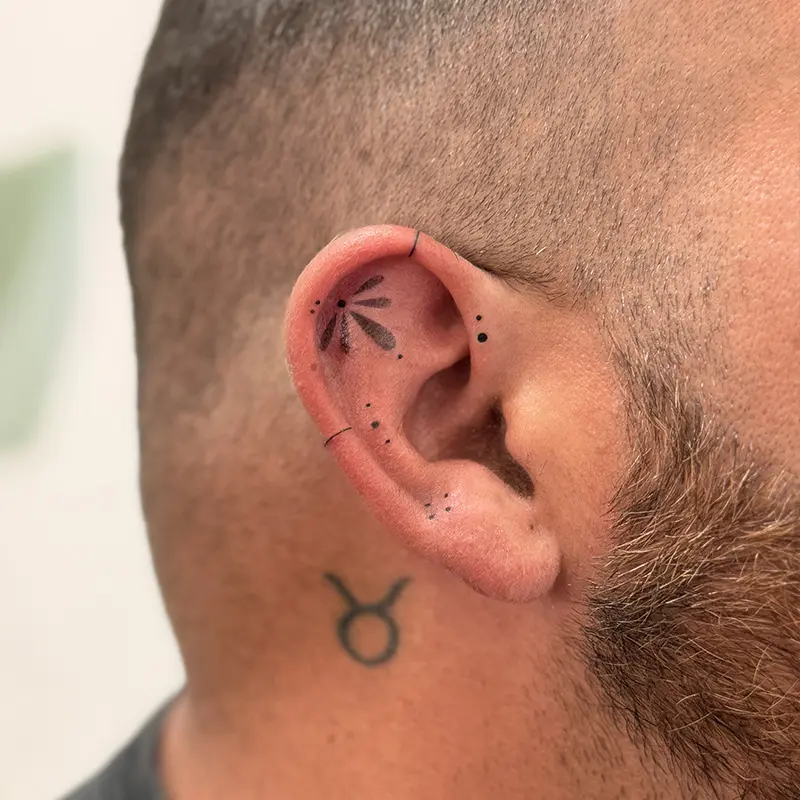 tatouage ornemental hélix et antihélix sur l'oreille d'un homme