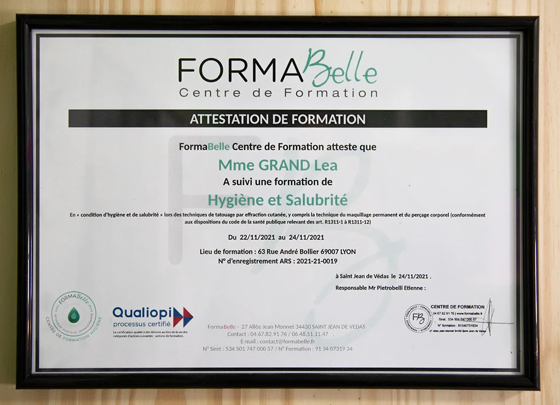 Attestation de formation Hygiène et salubrité - Tattoo chez L Certification « Hygiène et salubrité »<br />
délivrée par l'organisme FormaBella le 24 novembre 2021 à Léa Grand - Tattoo chez L (Vonnas)