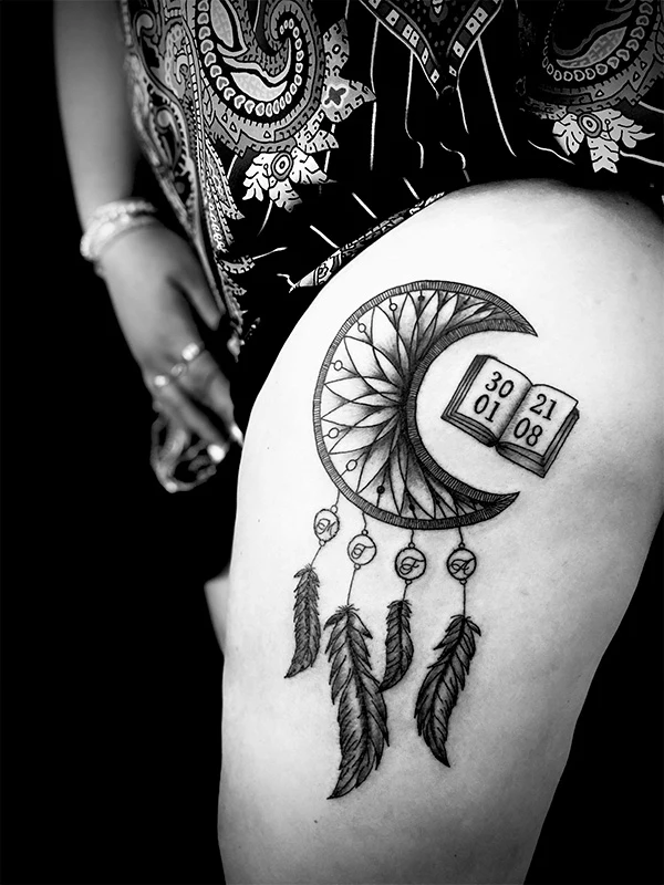 tatouage lune, mandala et plume sur la cuisse d'une femme - Tatoué par Tattoo chez L' (Vonnas)