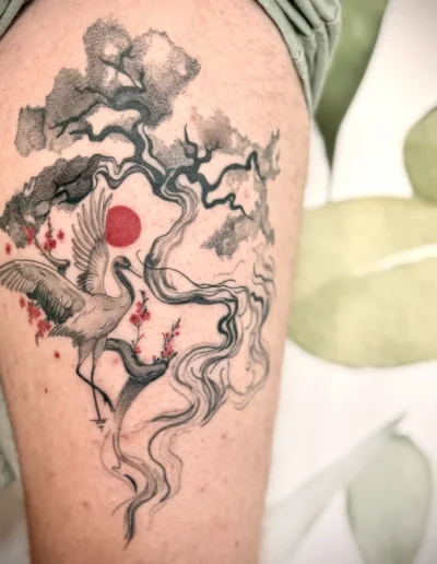 tatouage semi-réaliste et fineline d'une cigogne avec un arbre sur la cuisse d'un homme - Réalisé par Tattoo chez L' (Vonnas)