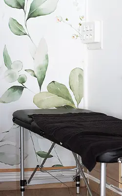 table de tatouage dans le salon Tattoo chez L' à une demi-heure de Bourg-en-Bresse