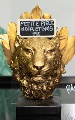 trophée du premier prix "petite pièce noire et grise" remis à Tattoo chez L' au Villers Tattoo Show de 2024 (Ain)