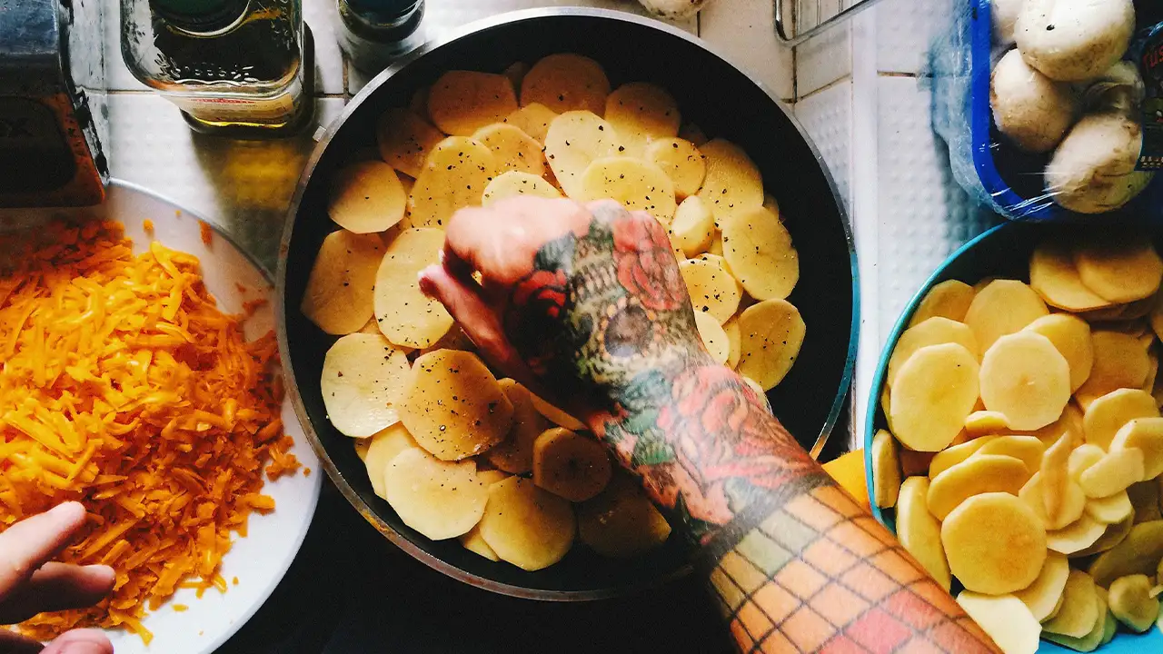 Les patates - Sources de sucres lents avant une séance de tatouage homme tatoué cuisine des patates sources de sucres lents