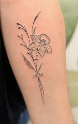 tatouage floral iris fine sur l'avant bras d'une femme