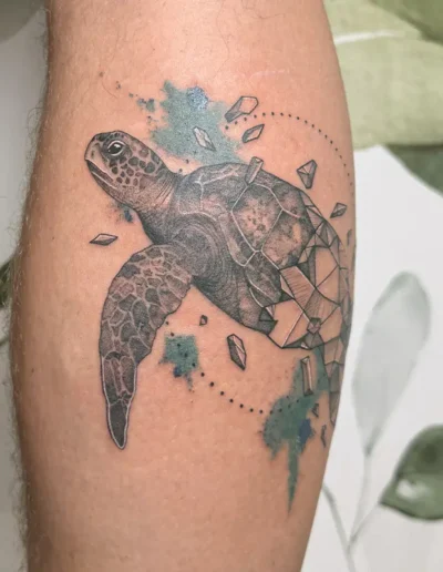 tatouage d'une tortue en style semi-réaliste et géométrique sur le mollet d'un homme - Tatoué par Tattoo chez L' (01)