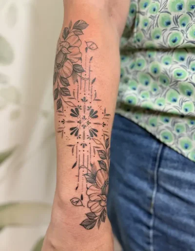 tatouage floral et ornemental le long de l'avant-bras d'une femme - Tatoué par Tattoo chez L' (Vonnas, Ain)